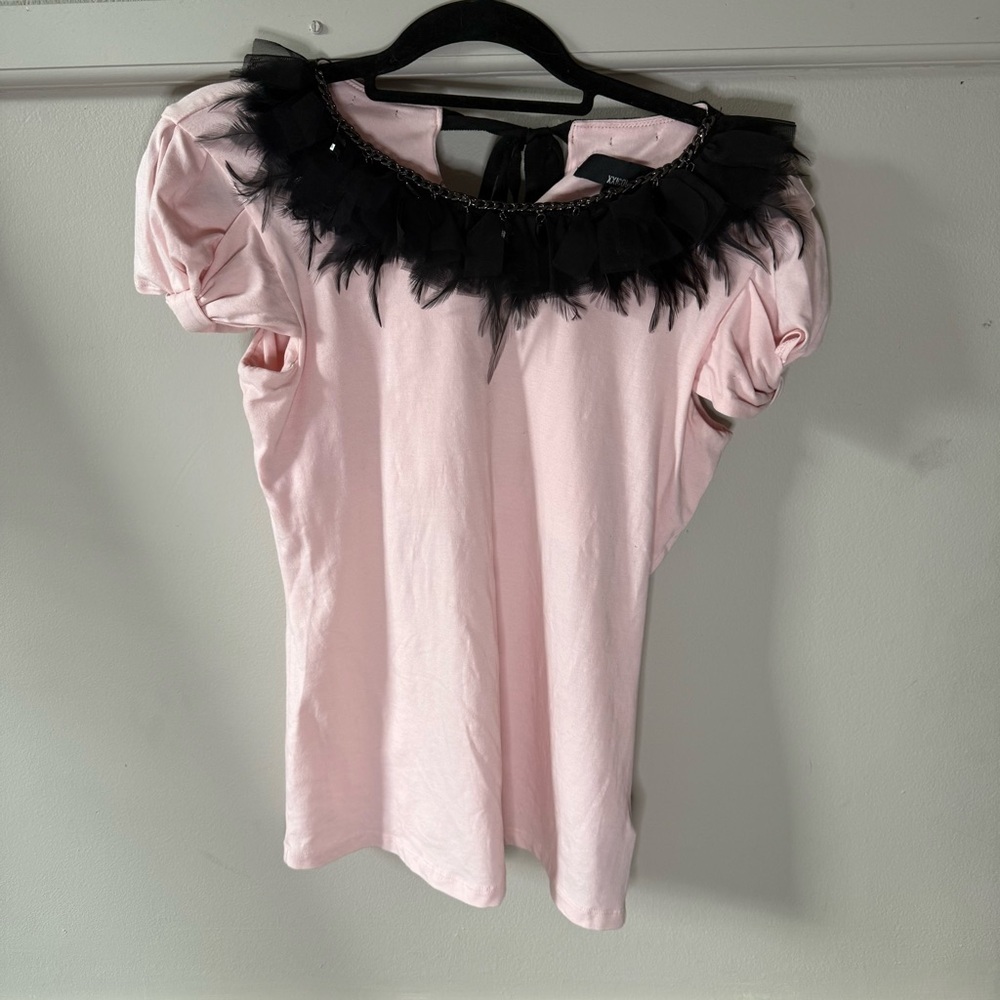 XXICOLLECTION Pink Top with Black Ruffle Feather Chain Charm Collar